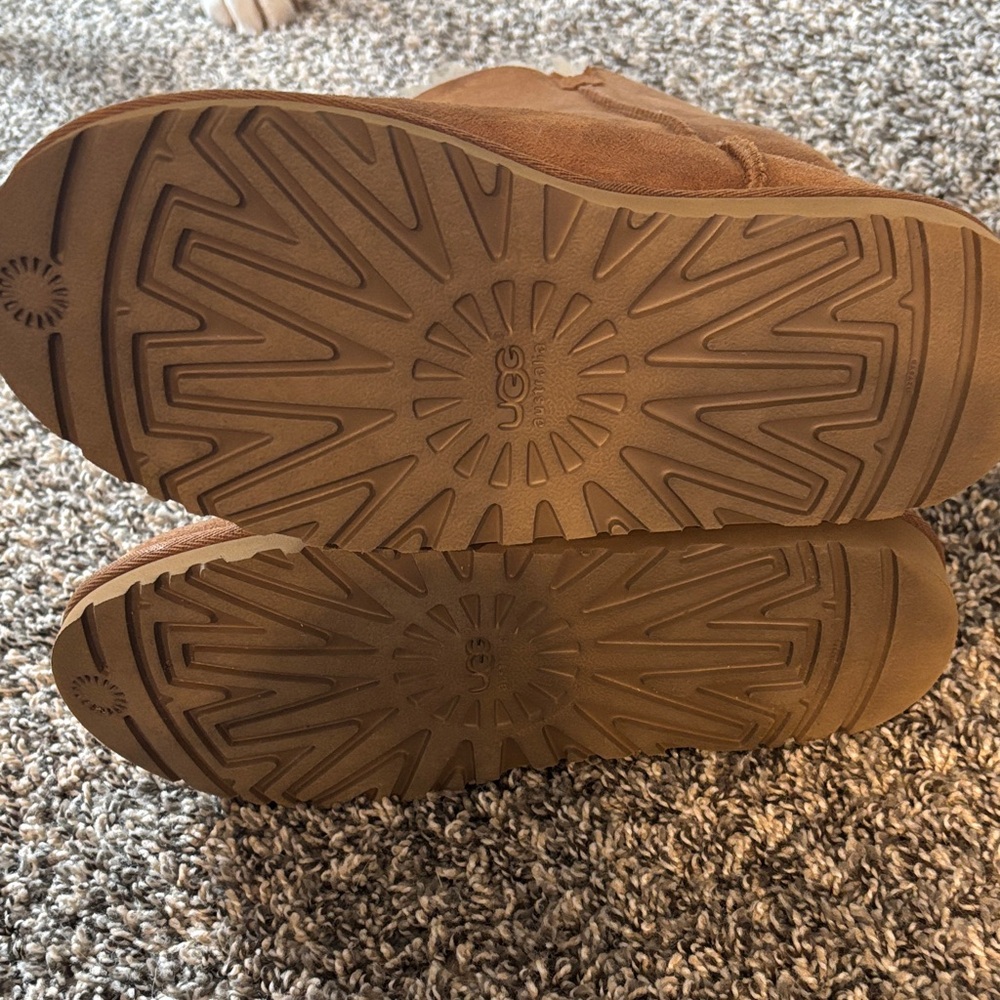 Ugg Bailey Button Boot - Picture 2 of 4